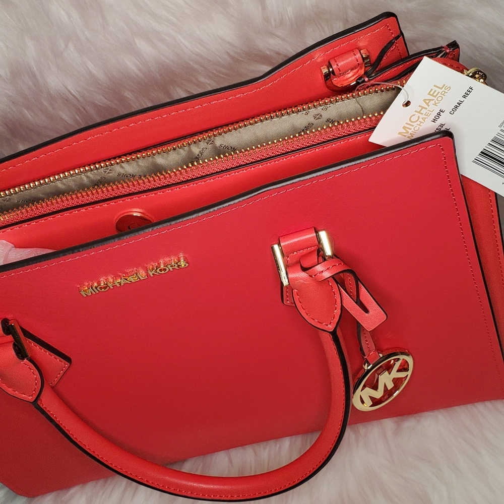 Handbags - Picture 2 of 6